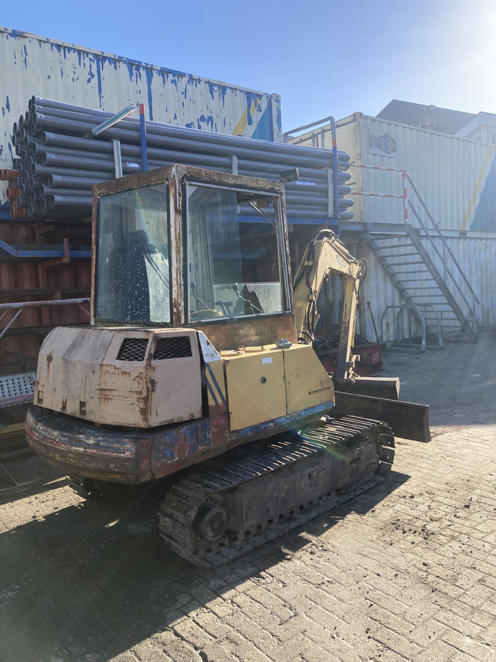 KOMATSU PC30-5 - Minikotró: 3 kép. KOMATSU PC30-5 - Minikotró: 3 kép.