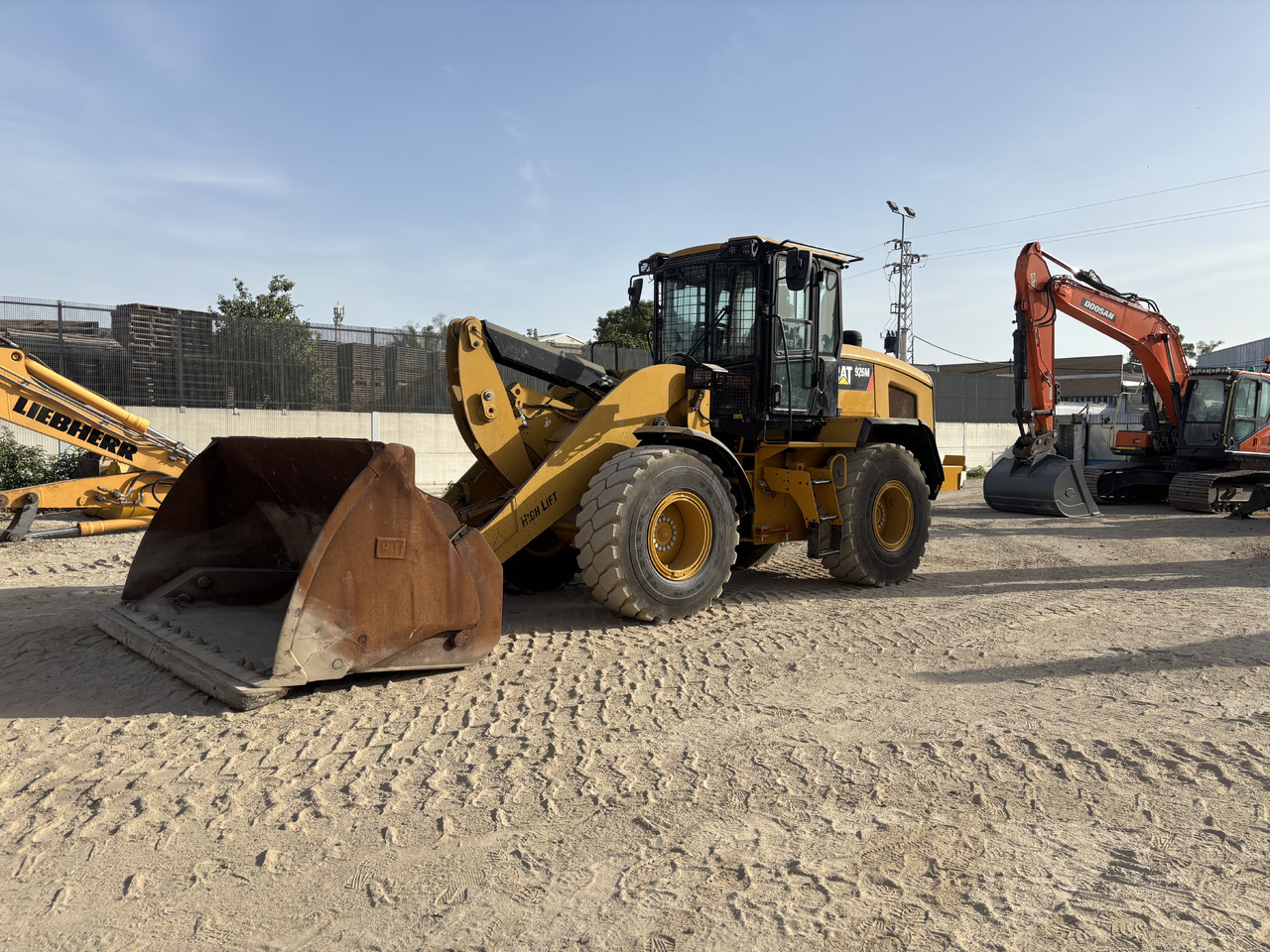 CATERPILLAR 926M - Gumikerekes homlokrakodó: 1 kép. CATERPILLAR 926M - Gumikerekes homlokrakodó: 1 kép.