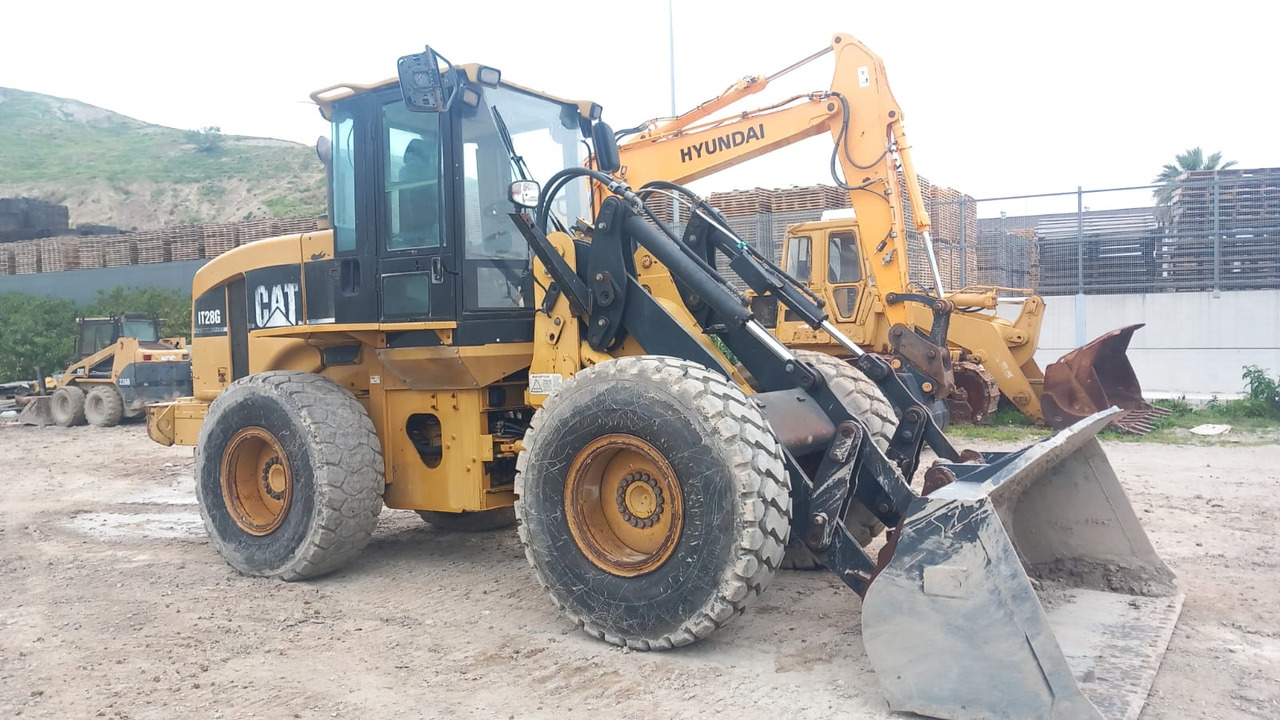 Caterpillar IT28G2 - Gumikerekes homlokrakodó: 3 kép. Caterpillar IT28G2 - Gumikerekes homlokrakodó: 3 kép.