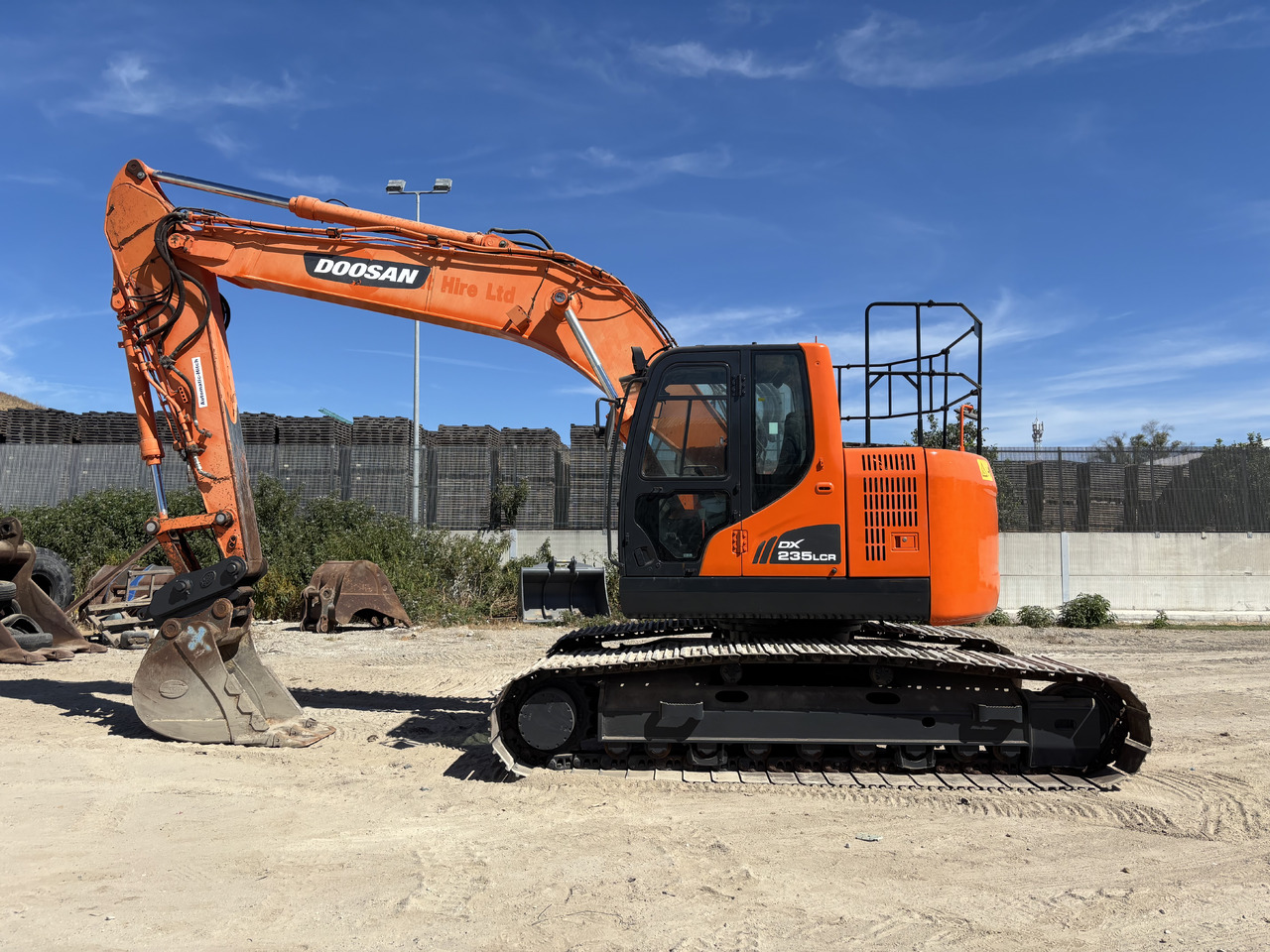 DOOSAN DX235LCR - Lánctalpas kotró: 2 kép. DOOSAN DX235LCR - Lánctalpas kotró: 2 kép.
