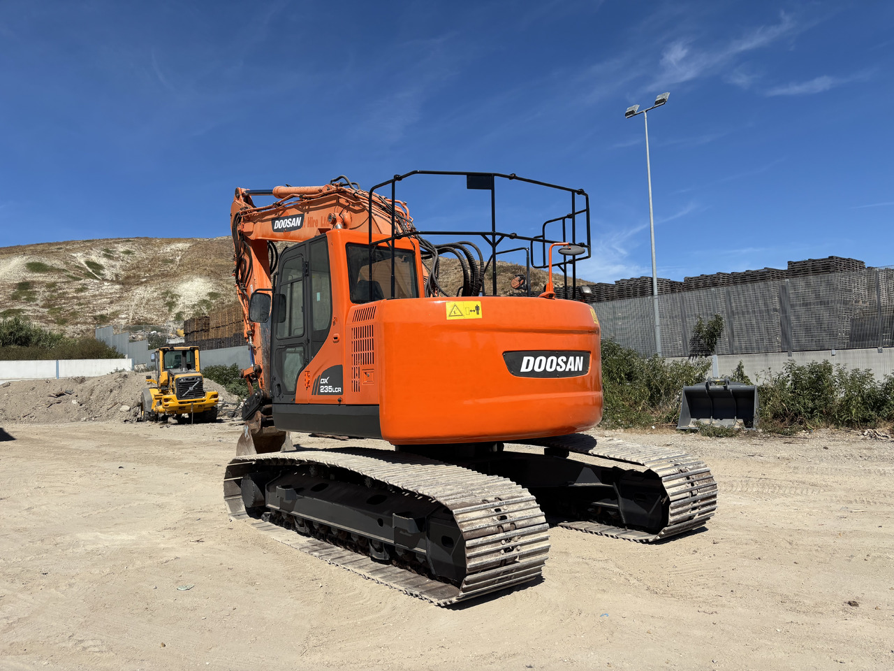 DOOSAN DX235LCR - Lánctalpas kotró: 3 kép. DOOSAN DX235LCR - Lánctalpas kotró: 3 kép.