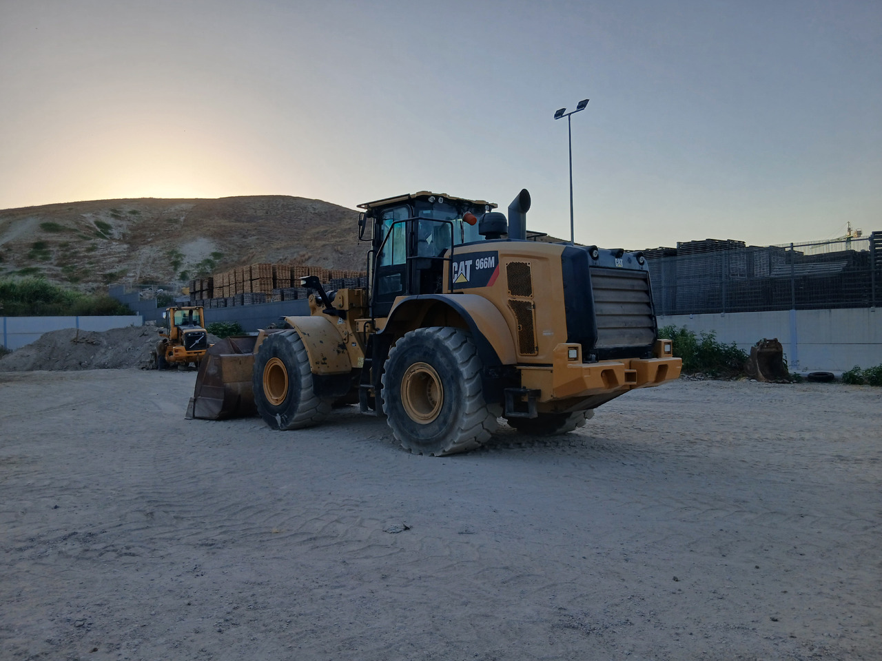 Caterpillar 966M - Építőipari gépek: 3 kép. Caterpillar 966M - Építőipari gépek: 3 kép.