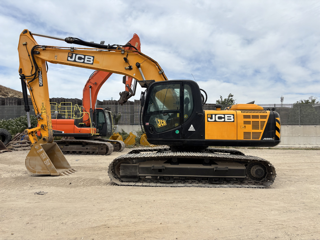 JCB JS220LC - Lánctalpas kotró: 2 kép. JCB JS220LC - Lánctalpas kotró: 2 kép.