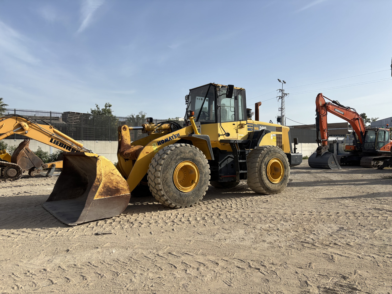 KOMATSU WA380-6 - Rakodógép: 1 kép. KOMATSU WA380-6 - Rakodógép: 1 kép.