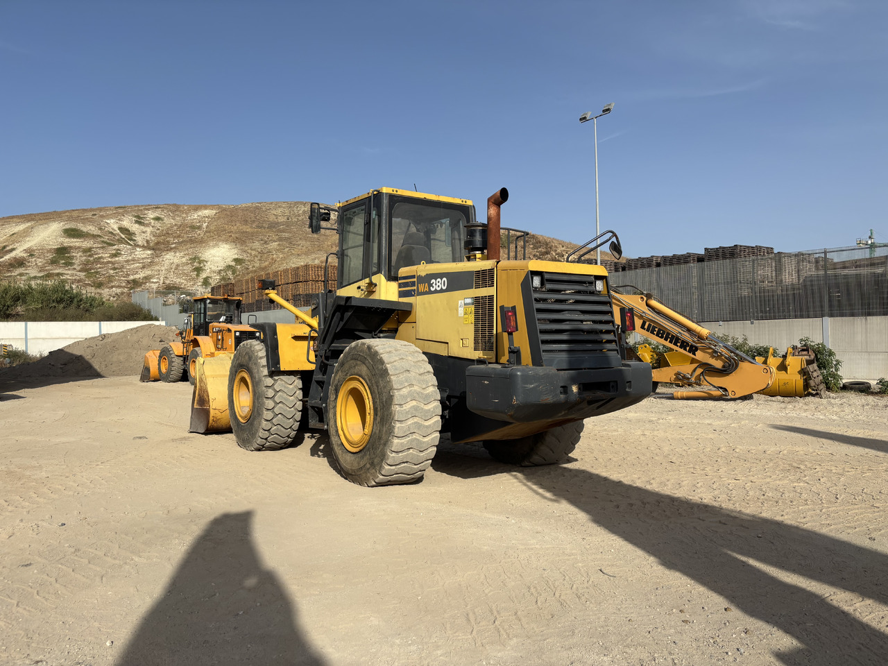 KOMATSU WA380-6 - Rakodógép: 3 kép. KOMATSU WA380-6 - Rakodógép: 3 kép.
