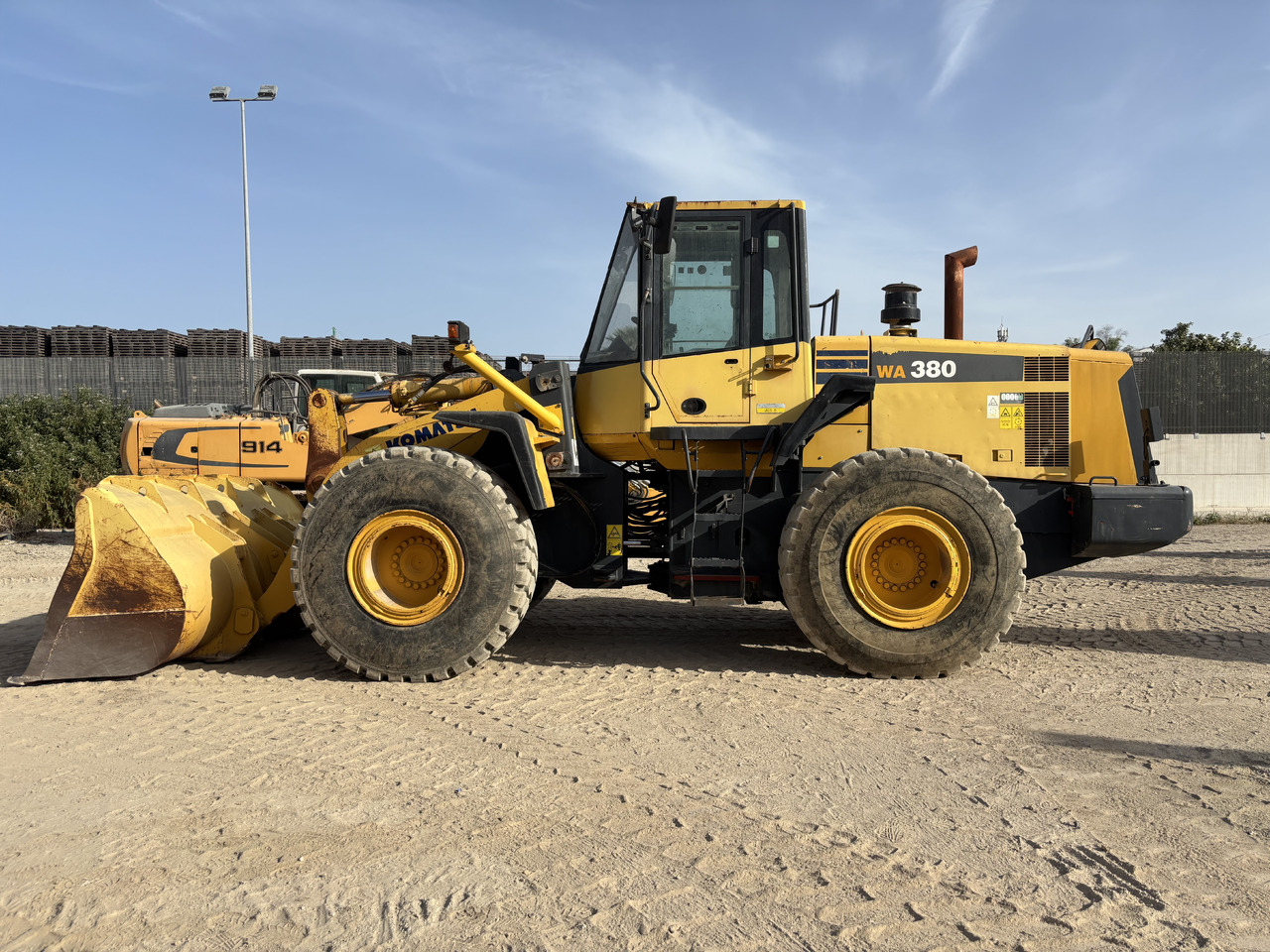 KOMATSU WA380-6 - Rakodógép: 2 kép. KOMATSU WA380-6 - Rakodógép: 2 kép.