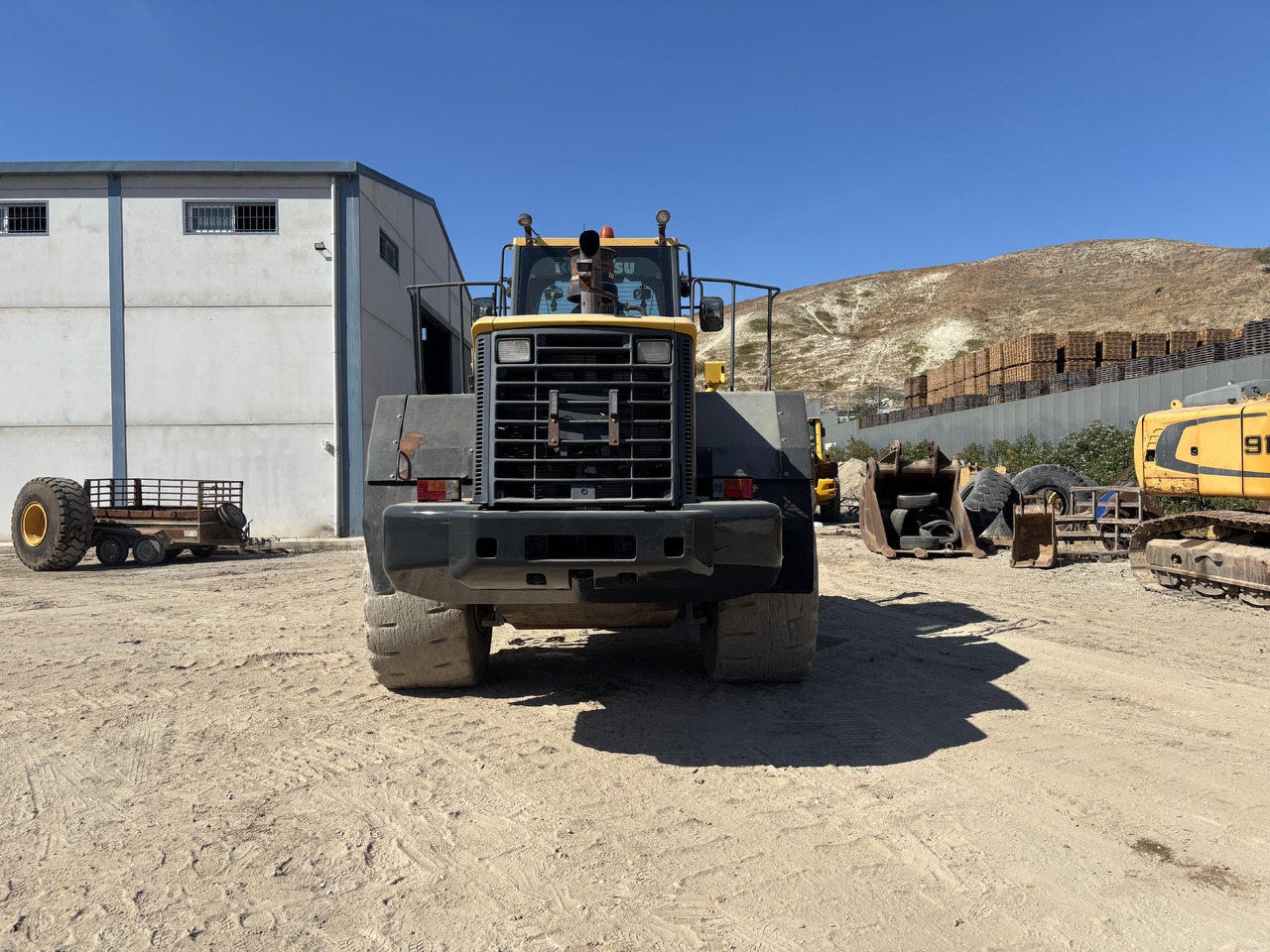 KOMATSU WA480-6 - Gumikerekes homlokrakodó: 4 kép. KOMATSU WA480-6 - Gumikerekes homlokrakodó: 4 kép.