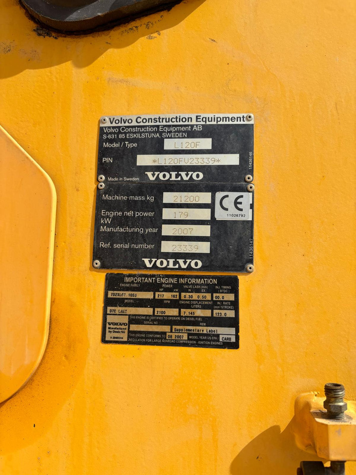 VOLVO L-120F - Gumikerekes homlokrakodó: 2 kép. VOLVO L-120F - Gumikerekes homlokrakodó: 2 kép.