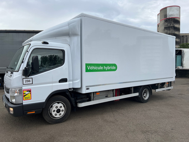 FUSO CANTER - Dobozos felépítményű teherautó: 5 kép. FUSO CANTER - Dobozos felépítményű teherautó: 5 kép.