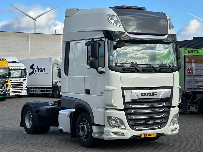 DAF XF 450 Super Space Cab Euro 6 - Nyergesvontató: 2 kép. DAF XF 450 Super Space Cab Euro 6 - Nyergesvontató: 2 kép.