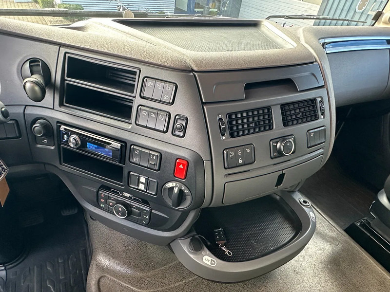 Nyergesvontató DAF XF 450 Super Space Cab Euro 6: 19 kép. Nyergesvontató DAF XF 450 Super Space Cab Euro 6: 19 kép.