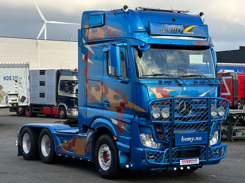 Mercedes-Benz Actros 2663 6x4 Giga Space Retarder Full Spoiler Euro 6 - Nyergesvontató: 2 kép. Mercedes-Benz Actros 2663 6x4 Giga Space Retarder Full Spoiler Euro 6 - Nyergesvontató: 2 kép.