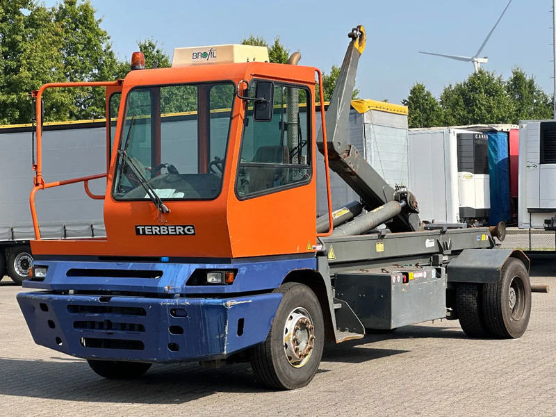 Terberg YT 222 4x2 AJK 30T Haakarm / Weegsysteem / Overdrukcabine / *NL-Kenteken* - Terminál targoncá: 1 kép. Terberg YT 222 4x2 AJK 30T Haakarm / Weegsysteem / Overdrukcabine / *NL-Kenteken* - Terminál targoncá: 1 kép.