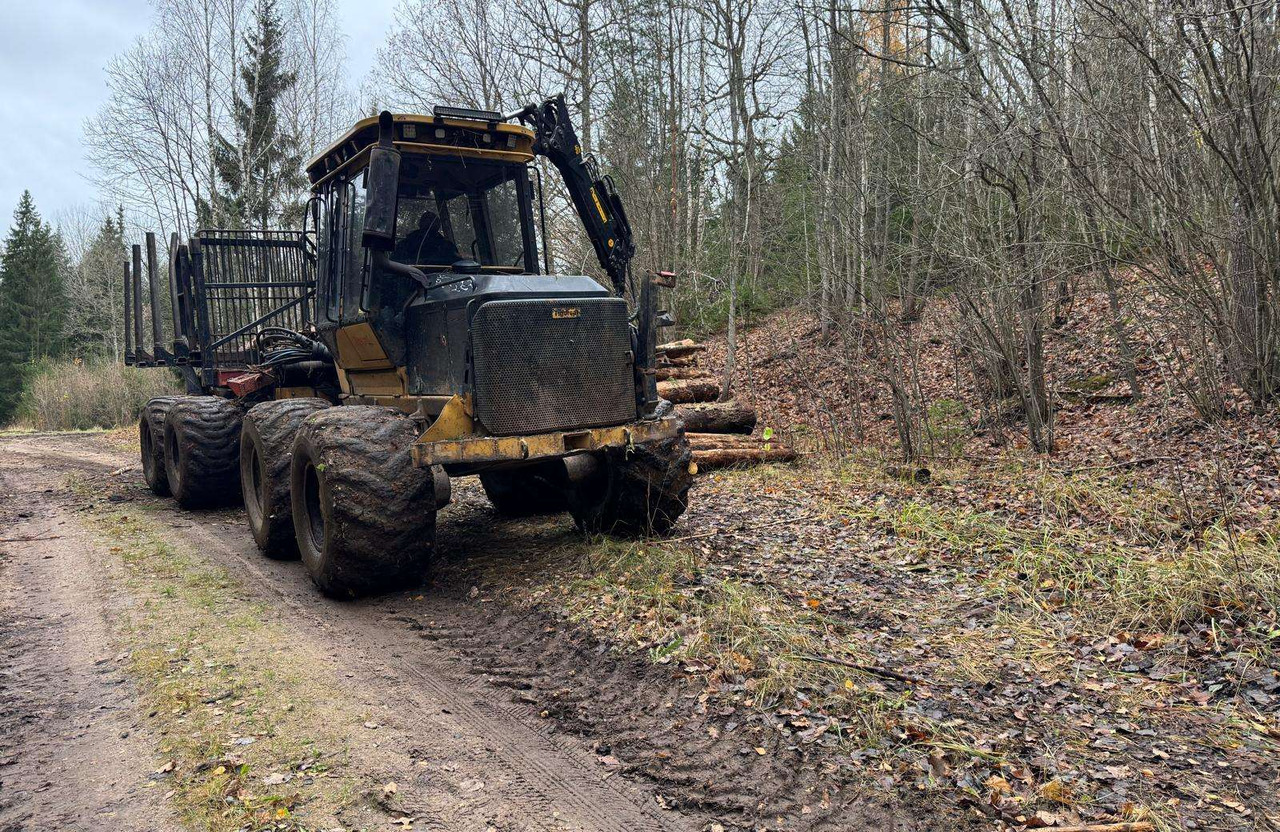 Tigercat 1075 - Kihordó: 2 kép. Tigercat 1075 - Kihordó: 2 kép.