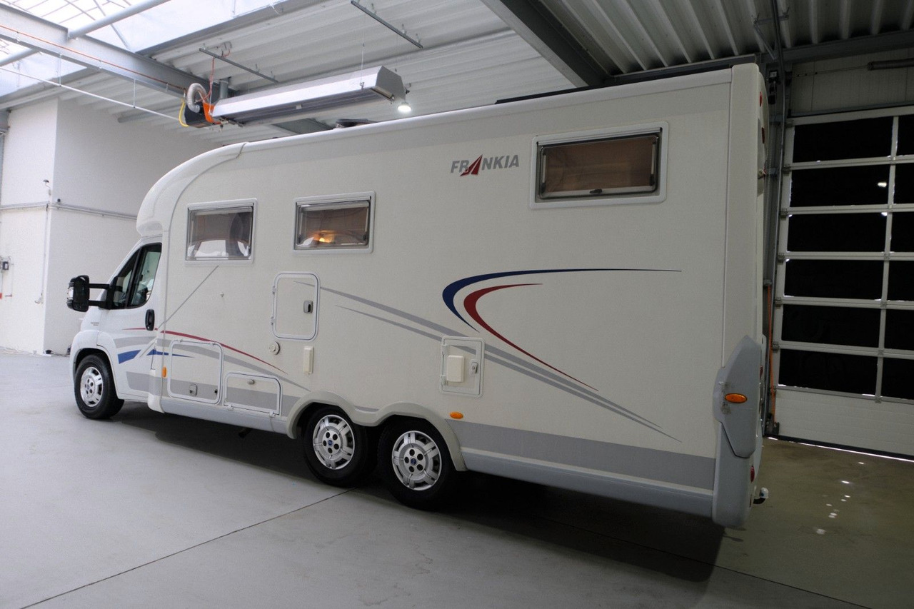 Frankia T 740 BD/Festbett/Garage/Klima/Solar/158 PS - Félintegrált lakóautó: 3 kép. Frankia T 740 BD/Festbett/Garage/Klima/Solar/158 PS - Félintegrált lakóautó: 3 kép.