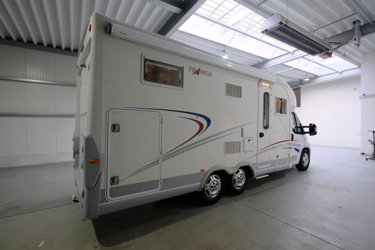 Frankia T 740 BD/Festbett/Garage/Klima/Solar/158 PS - Félintegrált lakóautó: 2 kép. Frankia T 740 BD/Festbett/Garage/Klima/Solar/158 PS - Félintegrált lakóautó: 2 kép.