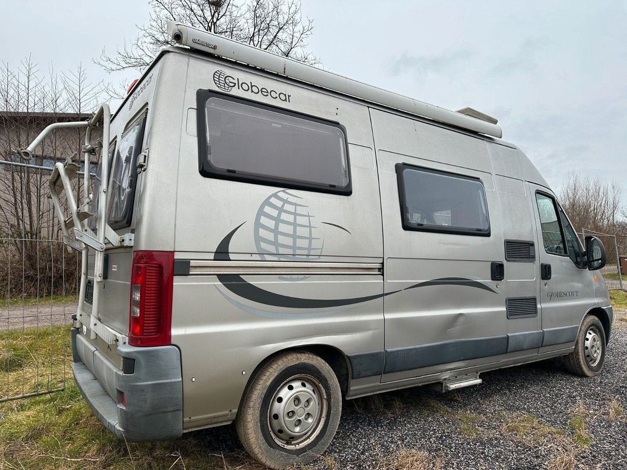Globecar Globescout / Festbett / SAT /Klima Globecar Globescout / Festbett / SAT /Klima - Kempingautó: 5 kép. Globecar Globescout / Festbett / SAT /Klima Globecar Globescout / Festbett / SAT /Klima - Kempingautó: 5 kép.