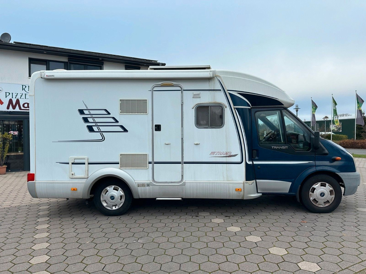 HYMER / ERIBA / HYMERCAR TRAMP T 572 CL/Festbett/Klima/Markise HYMER / ERIBA / HYMERCAR TRAMP T 572 CL/Festbett/Klima/Markise - Félintegrált lakóautó: 3 kép. HYMER / ERIBA / HYMERCAR TRAMP T 572 CL/Festbett/Klima/Markise HYMER / ERIBA / HYMERCAR TRAMP T 572 CL/Festbett/Klima/Markise - Félintegrált lakóautó: 3 kép.