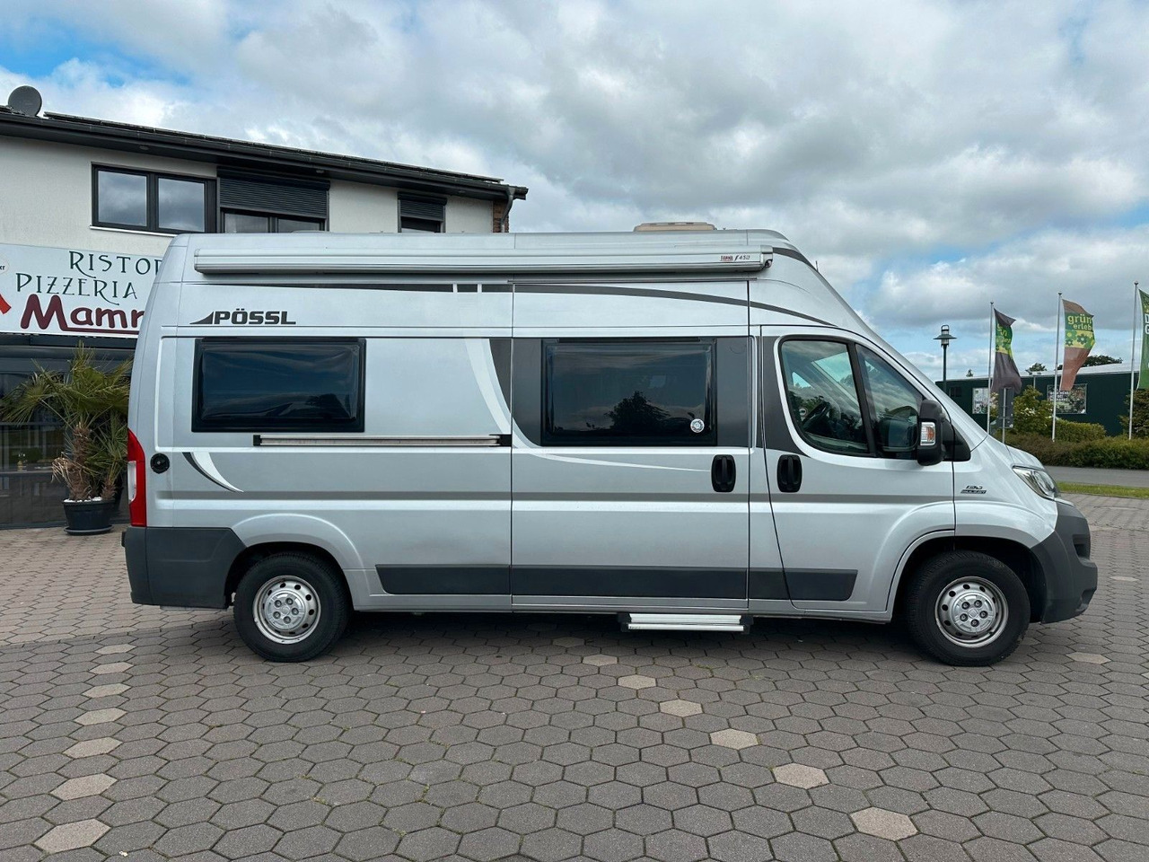 Pössl Roadstar 600 L Revolution/Festbett+Hubbett/TOP - Kempingautó: 3 kép. Pössl Roadstar 600 L Revolution/Festbett+Hubbett/TOP - Kempingautó: 3 kép.