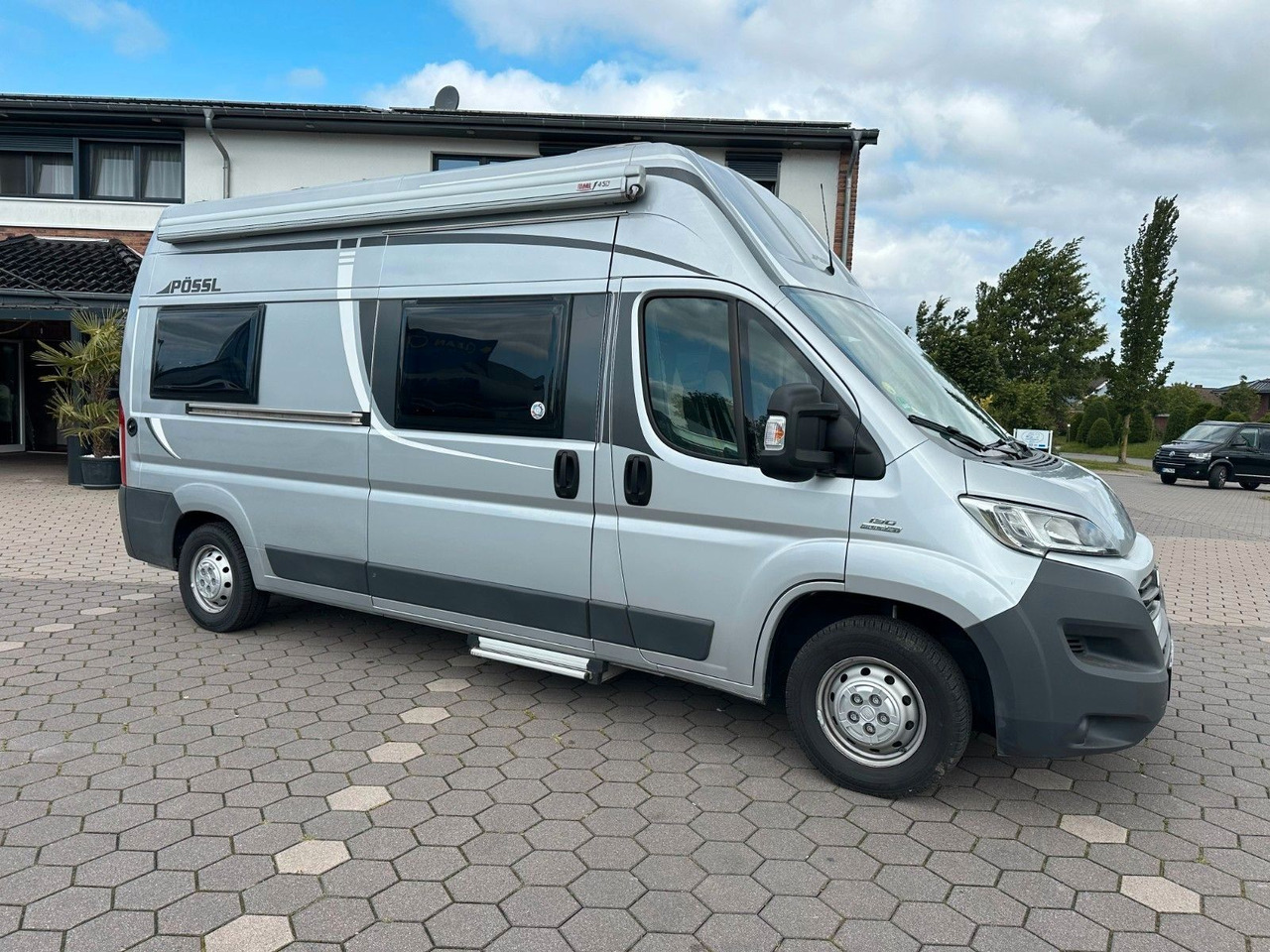 Pössl Roadstar 600 L Revolution/Festbett+Hubbett/TOP - Kempingautó: 2 kép. Pössl Roadstar 600 L Revolution/Festbett+Hubbett/TOP - Kempingautó: 2 kép.