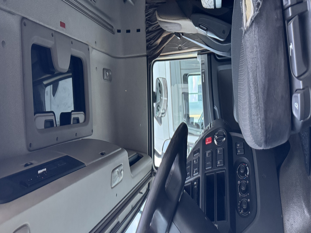 DAF XF 460 - Nyergesvontató: 4 kép. DAF XF 460 - Nyergesvontató: 4 kép.