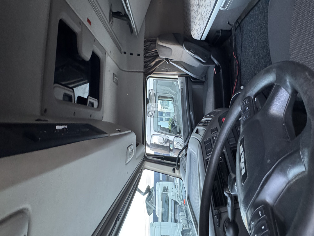 DAF XF 460 - Nyergesvontató: 5 kép. DAF XF 460 - Nyergesvontató: 5 kép.