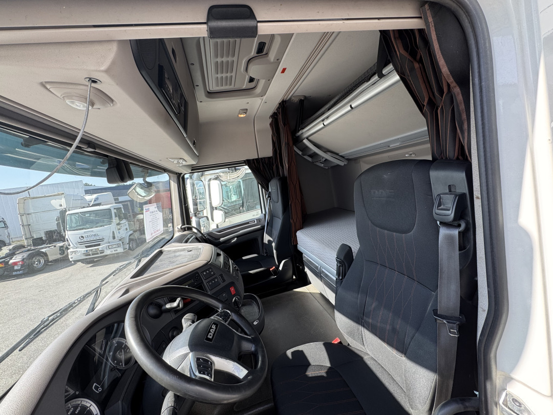 DAF XF 480 - Nyergesvontató: 4 kép. DAF XF 480 - Nyergesvontató: 4 kép.