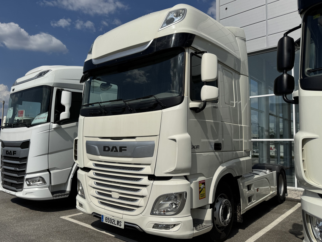 DAF XF 530 Super Space Cab - Nyergesvontató: 2 kép. DAF XF 530 Super Space Cab - Nyergesvontató: 2 kép.