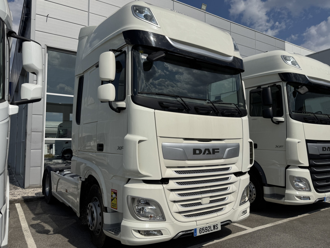 DAF XF 530 Super Space Cab - Nyergesvontató: 1 kép. DAF XF 530 Super Space Cab - Nyergesvontató: 1 kép.