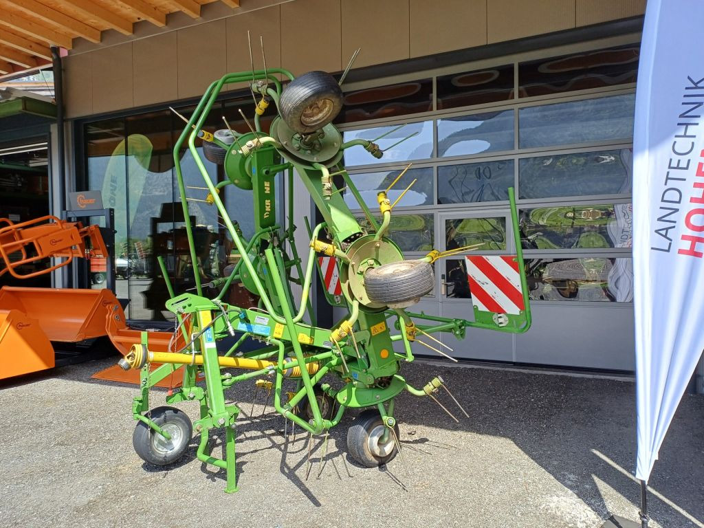 Krone KW 6.02/6 (22003) - Szénaforgató: 2 kép. Krone KW 6.02/6 (22003) - Szénaforgató: 2 kép.