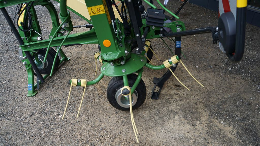 Krone Vendro 820 Highland (20723) - Szénaforgató: 4 kép. Krone Vendro 820 Highland (20723) - Szénaforgató: 4 kép.