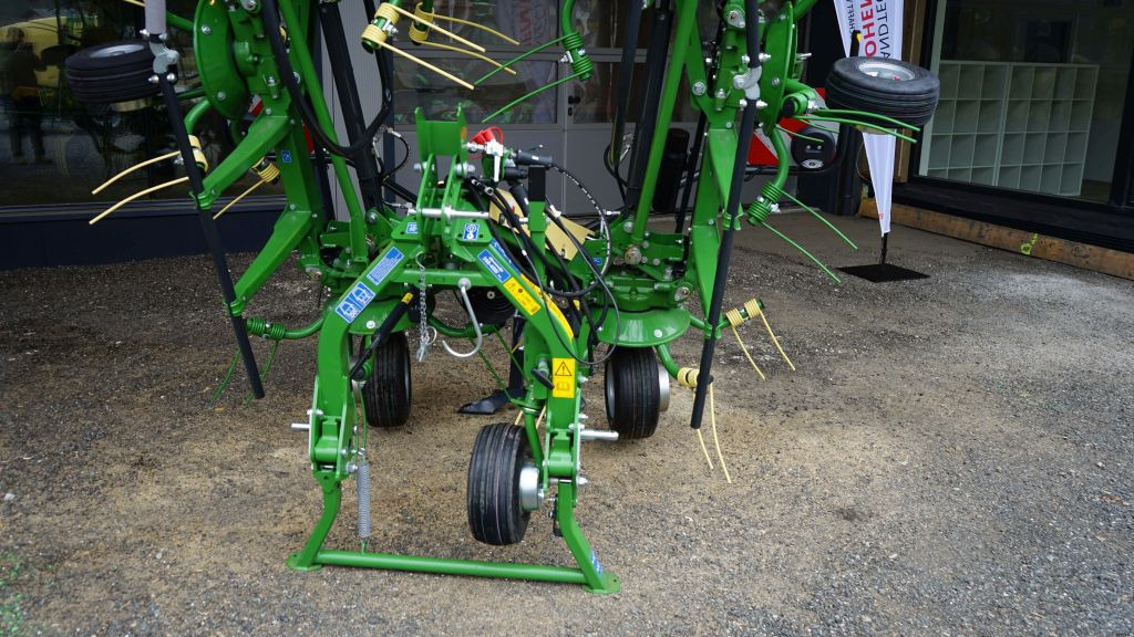 Krone Vendro 820 Highland (20723) - Szénaforgató: 2 kép. Krone Vendro 820 Highland (20723) - Szénaforgató: 2 kép.