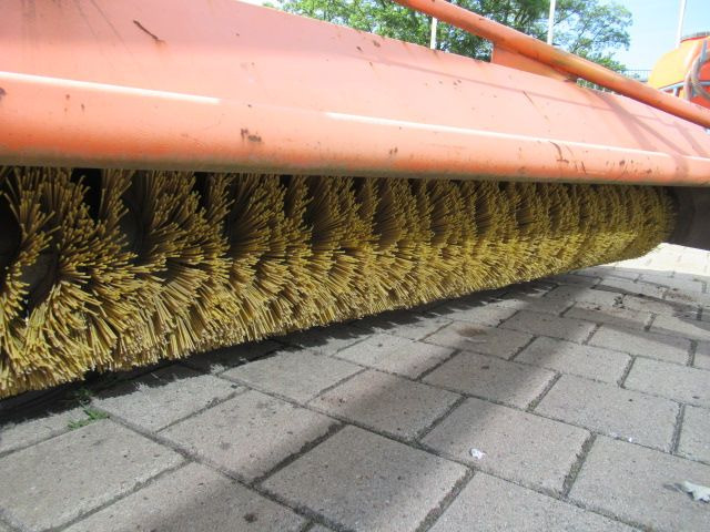 Agria 3Pt Hef Aftakas Borstel - Ferde seprő - Többcélú/ Speciális jármű: 2 kép. Agria 3Pt Hef Aftakas Borstel - Ferde seprő - Többcélú/ Speciális jármű: 2 kép.