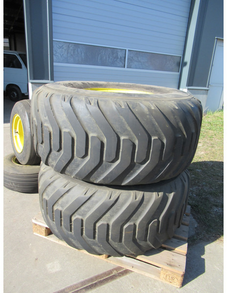 John Deere 5515V NOKIAN 550/60R22.5 + Voor Banden + Velg - Komplett kerék - Kistraktor: 3 kép. John Deere 5515V NOKIAN 550/60R22.5 + Voor Banden + Velg - Komplett kerék - Kistraktor: 3 kép.