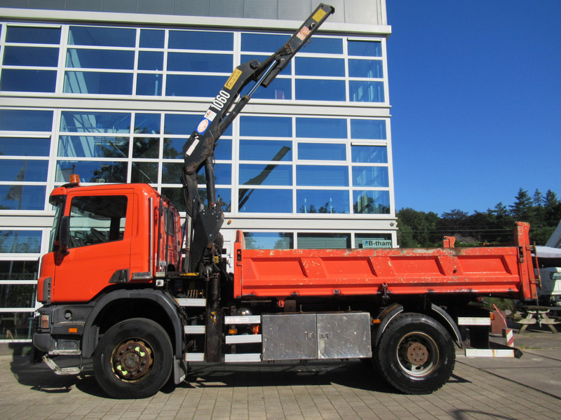 Scania P 114 CB 4x4 HZ 340 3-W. Tipper - 3-S. Kipper + HMF 1063 Crane Kran - Billenőplatós teherautó, Darus autó: 4 kép. Scania P 114 CB 4x4 HZ 340 3-W. Tipper - 3-S. Kipper + HMF 1063 Crane Kran - Billenőplatós teherautó, Darus autó: 4 kép.