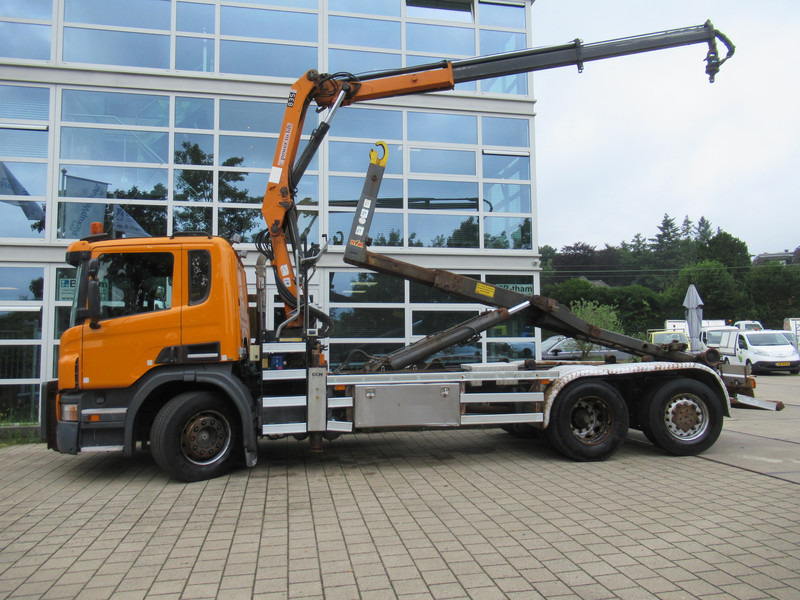 Scania P 320 B 6x2*4 + HMF 835 + HYVA Haakarm - Horgos rakodó teherautó, Darus autó: 3 kép. Scania P 320 B 6x2*4 + HMF 835 + HYVA Haakarm - Horgos rakodó teherautó, Darus autó: 3 kép.