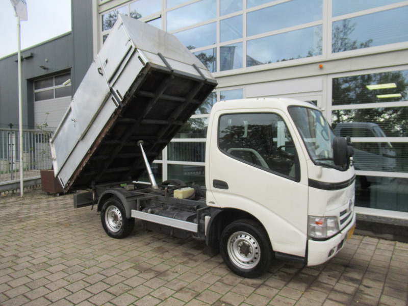 Toyota Dyna 100 3.0 D-4D 80KW Comfort Veegvuilkipper Tipper - Billenőplatós kisteherautó: 2 kép. Toyota Dyna 100 3.0 D-4D 80KW Comfort Veegvuilkipper Tipper - Billenőplatós kisteherautó: 2 kép.