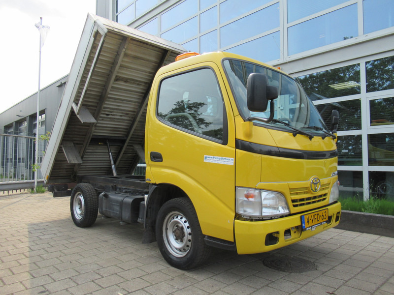 Toyota Dyna 100 3.0 D-4D 80KW kipper - Tipper - Billenőplatós kisteherautó: 3 kép. Toyota Dyna 100 3.0 D-4D 80KW kipper - Tipper - Billenőplatós kisteherautó: 3 kép.