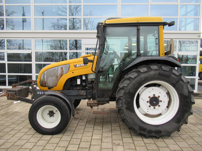 Valtra A75 4x2 + Fronthef VALMET - Traktor: 2 kép. Valtra A75 4x2 + Fronthef VALMET - Traktor: 2 kép.