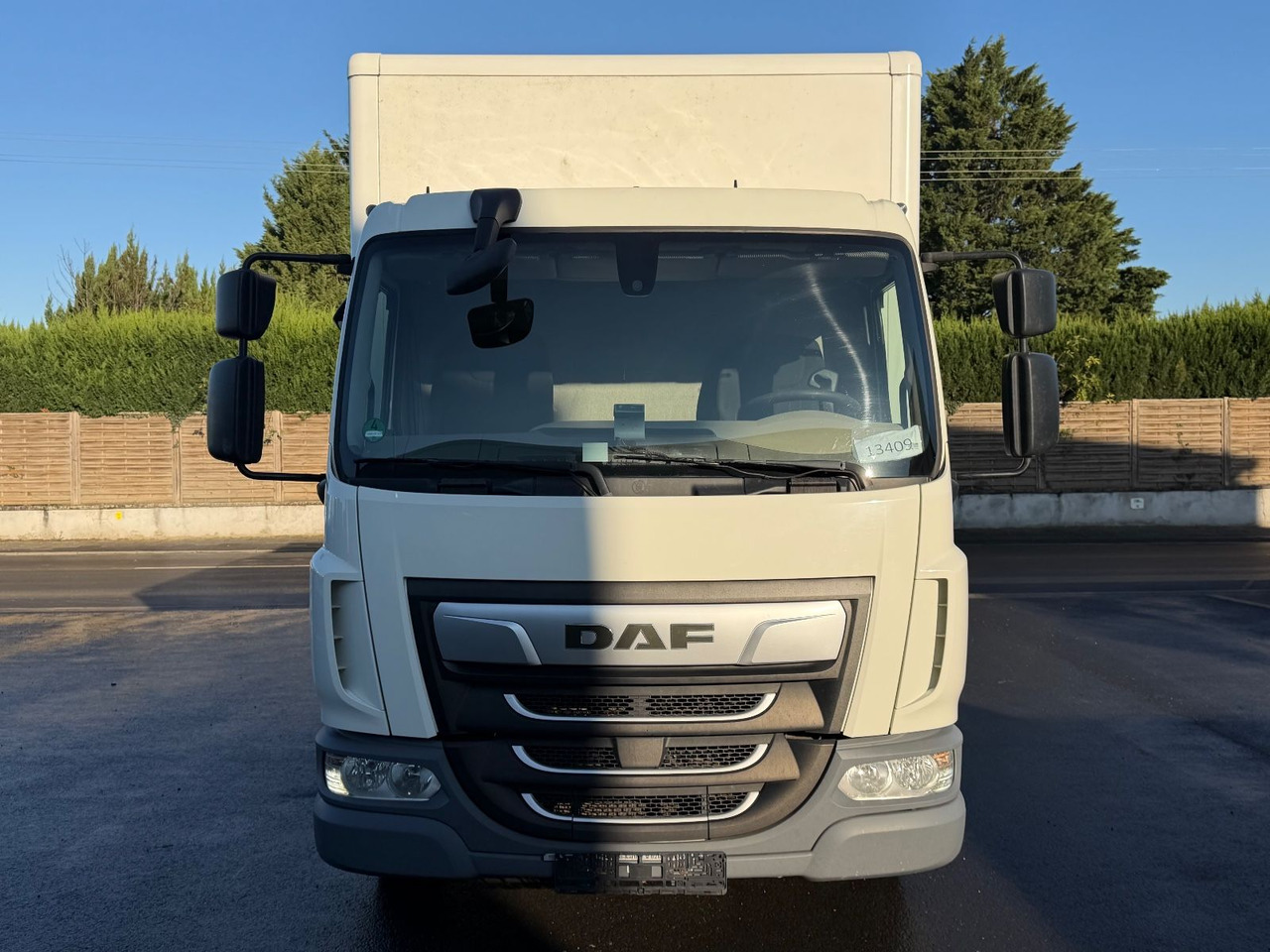 DAF LF 12.230 FA Koffer, Lbw, Ahk., 7.3m, E6, TOP - Dobozos felépítményű teherautó: 2 kép. DAF LF 12.230 FA Koffer, Lbw, Ahk., 7.3m, E6, TOP - Dobozos felépítményű teherautó: 2 kép.