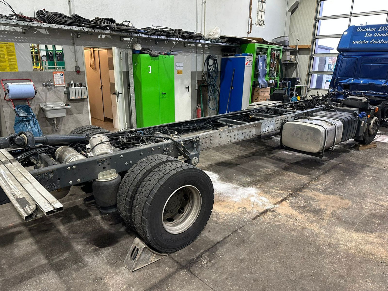 Iveco 110EL25 Unfallchassis ohne Motor/Getriebe - Alvaz teherautó: 1 kép. Iveco 110EL25 Unfallchassis ohne Motor/Getriebe - Alvaz teherautó: 1 kép.