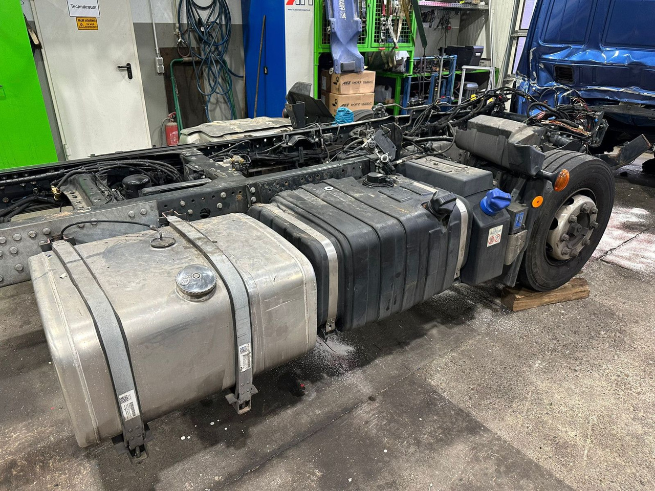 Iveco 110EL25 Unfallchassis ohne Motor/Getriebe - Alvaz teherautó: 5 kép. Iveco 110EL25 Unfallchassis ohne Motor/Getriebe - Alvaz teherautó: 5 kép.