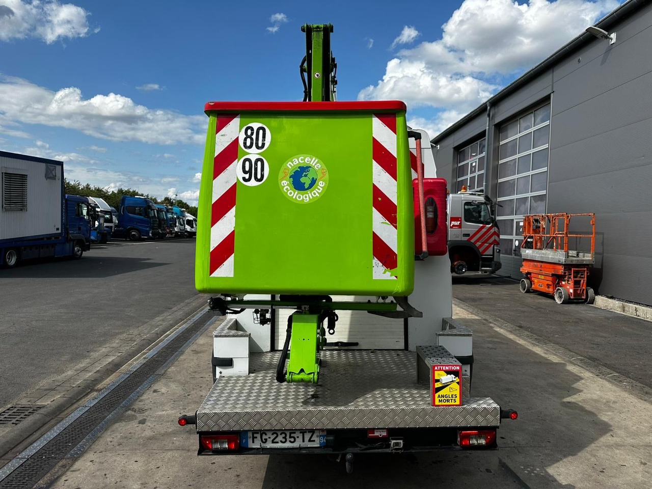 Iveco Daily 50C18 Hi-Matic/17m/Euro6/2-Punkt - Emelőkosaras teherautó: 4 kép. Iveco Daily 50C18 Hi-Matic/17m/Euro6/2-Punkt - Emelőkosaras teherautó: 4 kép.