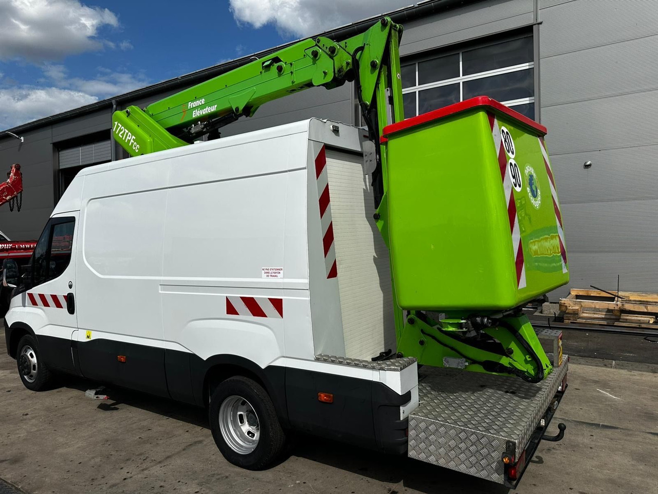 Iveco Daily 50C18 Hi-Matic/17m/Euro6/2-Punkt - Emelőkosaras teherautó: 3 kép. Iveco Daily 50C18 Hi-Matic/17m/Euro6/2-Punkt - Emelőkosaras teherautó: 3 kép.