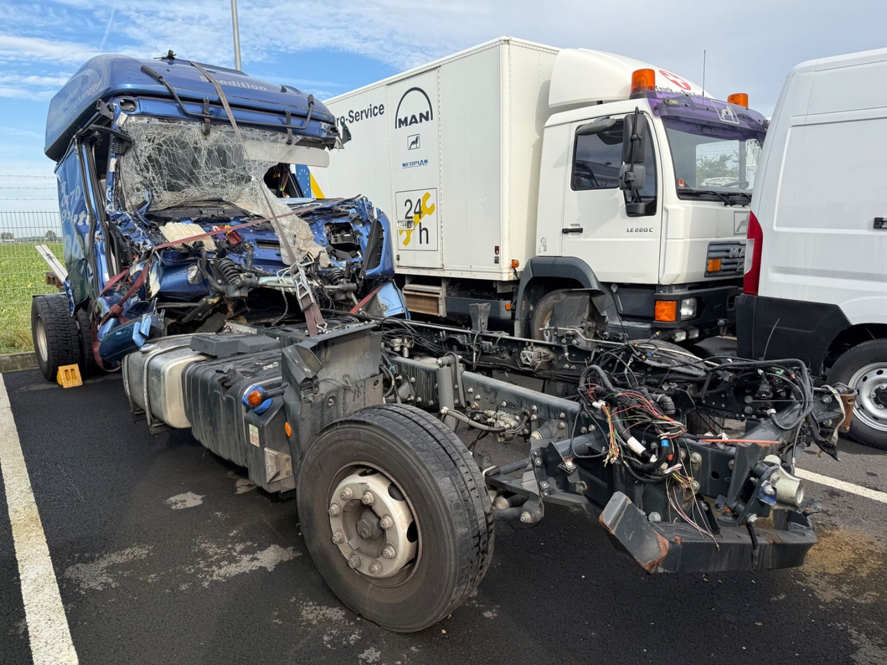 Iveco Eurocargo 110EL250 Unfallchassis - Autószállító teherautó: 2 kép. Iveco Eurocargo 110EL250 Unfallchassis - Autószállító teherautó: 2 kép.