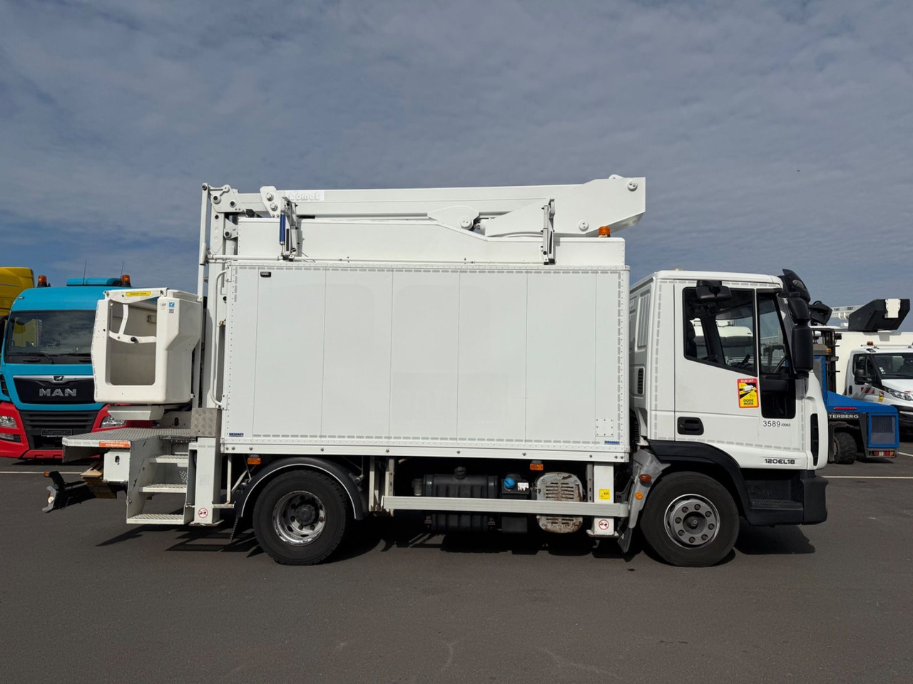 Iveco Eurocargo 120E18 E5/15m/Comet 151TAL - Emelőkosaras teherautó: 3 kép. Iveco Eurocargo 120E18 E5/15m/Comet 151TAL - Emelőkosaras teherautó: 3 kép.
