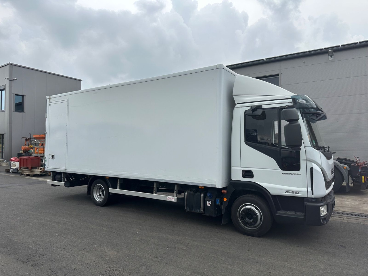 Iveco Eurocargo 75E210/Koffer/LBW 1000Kg/Automatik/ - Dobozos kisteherautó: 2 kép. Iveco Eurocargo 75E210/Koffer/LBW 1000Kg/Automatik/ - Dobozos kisteherautó: 2 kép.