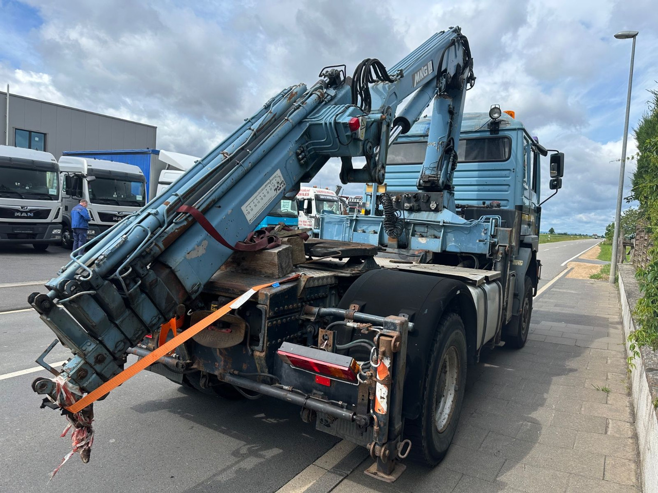 MAN F2000/19.464/4x4/defect crane/AHK - Nyergesvontató: 4 kép. MAN F2000/19.464/4x4/defect crane/AHK - Nyergesvontató: 4 kép.