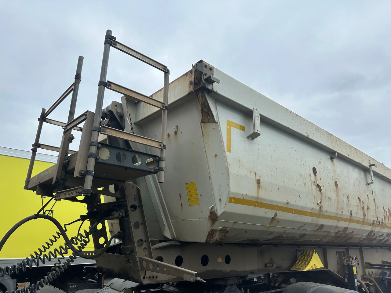 Schmitz Cargobull SKI 18 SL-7.2 SR /2-Achs Muldenkipper/tüv 01/26 - Félpótkocsi billenőplatós: 4 kép. Schmitz Cargobull SKI 18 SL-7.2 SR /2-Achs Muldenkipper/tüv 01/26 - Félpótkocsi billenőplatós: 4 kép.