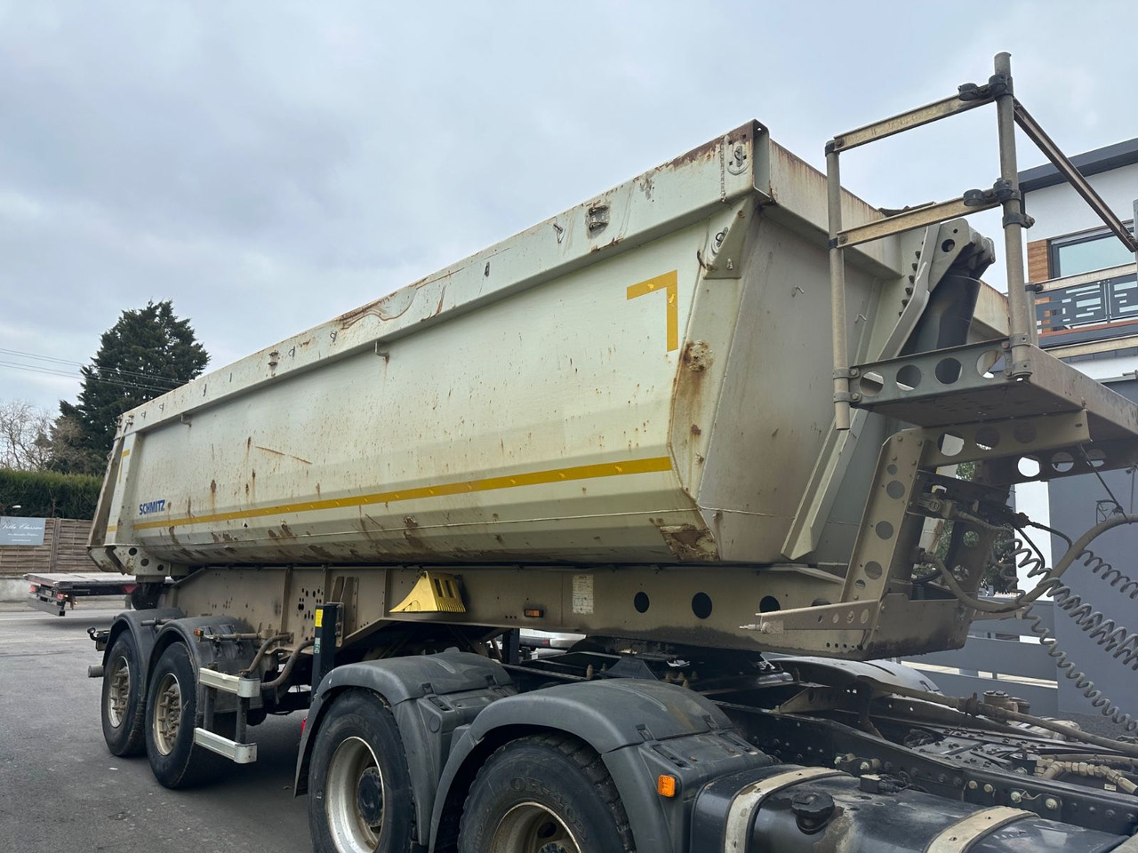 Schmitz Cargobull SKI 18 SL-7.2 SR /2-Achs Muldenkipper/tüv 01/26 - Félpótkocsi billenőplatós: 2 kép. Schmitz Cargobull SKI 18 SL-7.2 SR /2-Achs Muldenkipper/tüv 01/26 - Félpótkocsi billenőplatós: 2 kép.